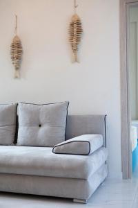 un sofá en una sala de estar con dos esqueletos en la pared en Avatel Eco Lodge en Kriopigi
