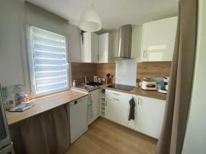 Kuchnia lub aneks kuchenny w obiekcie The Little Oak - tiny house with bed on mezzanine & terrace - from 1 to 4 p Disney, Paris & CDG