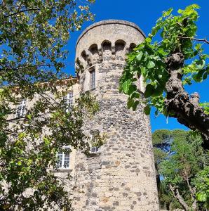 Une grande tour en pierre avec un dôme en haut dans l'établissement Commanderie Templière de Cazouls d'Hérault, à Cazouls-d Herault
