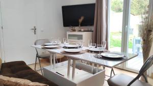 Telewizja i/lub zestaw kina domowego w obiekcie The Little Oak - tiny house with bed on mezzanine & terrace - from 1 to 4 p Disney, Paris & CDG