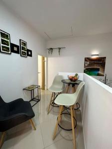 ein Wohnzimmer mit 2 Stühlen und einem Tisch in der Unterkunft Salt INN Apartments No 1 in Wieliczka