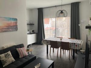 a living room with a table and a couch at Spacious vintage 18 in Vinarós