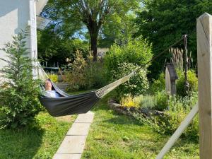 Ogród w obiekcie The Little Oak - tiny house with bed on mezzanine & terrace - from 1 to 4 p Disney, Paris & CDG