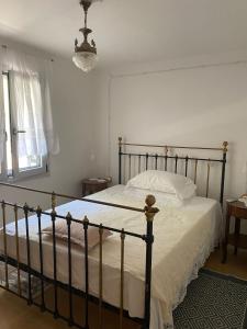 Ένα ή περισσότερα κρεβάτια σε δωμάτιο στο Bella Dacha cosy country house in Milos Gialtra 2 BR