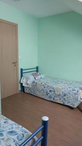 1 dormitorio con 1 cama y puerta en una habitación en Albergue la escuela en La Laguna
