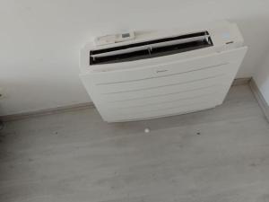 un aire acondicionado sentado en una esquina de una habitación en Apartments Nova, en Split