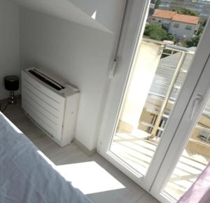 1 dormitorio con puerta que da a un balcón en Apartments Nova, en Split