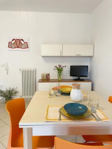 Appartamento Sa Benda في نوورو: طاولة غرفة الطعام عليها صحن