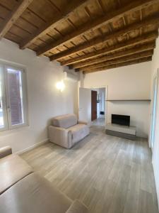 ein Wohnzimmer mit einem Sofa und einem Kamin in der Unterkunft CV Martesana Gessate in Gessate