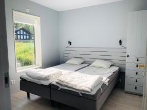 1 cama grande en un dormitorio con ventana en Fin lägenhet med bastu i Järvsö!, en Järvsö