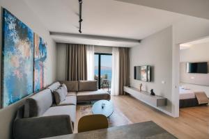 een woonkamer met een bank en een bed bij Luxury Residence in Sarandë