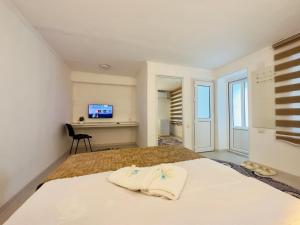 - une chambre avec un lit et des serviettes dans l'établissement ABS Guest House Osh, à Och