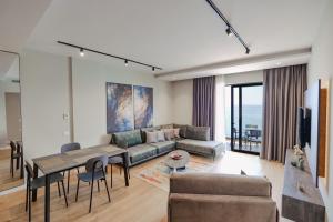 uma sala de estar com um sofá e uma mesa em Luxury Residence em Saranda