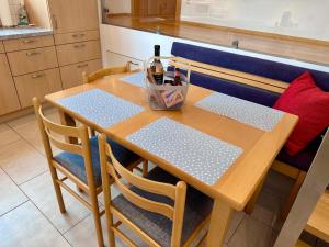 un tavolo di legno con una bottiglia di vino sopra di Negrelli Appartement a Feldkirch