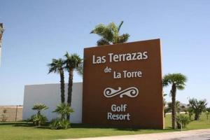 a sign for the las temlas de la torrance golf resort at Appartement op een toplocatie. in Las Pedreñas