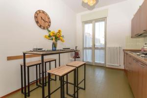 Casa Fiori [Centro città, Free parking] في برا: مطبخ مع طاولة وساعة على الحائط