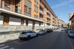 Casa Fiori [Centro città, Free parking] في برا: شارع فيه سيارات تقف على جانب مبنى