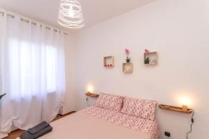 Casa Fiori [Centro città, Free parking] في برا: غرفة نوم بيضاء بها سرير ونافذة