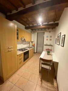 een keuken met een tafel en een fornuis top oven bij Casa Perla in Città di Castello