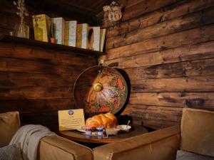 einen Tisch in einem Zimmer mit einem Teller Essen und Brot in der Unterkunft La Cabane de l’Explorateur in Cholet