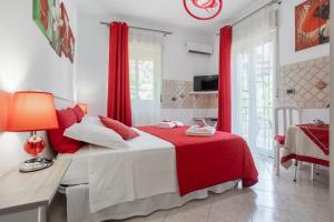 カパーチにあるVilla Salvatoreのベッドルーム1室(赤いカーテン付きの大型ベッド1台付)