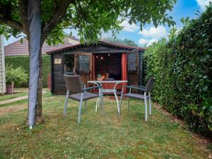 a table and chairs in front of a cabin at La Cabane de l’Explorateur in Cholet