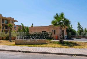 un panneau qui lit sa colonne d'oranges devant un bâtiment dans l'établissement COSY APPART avec 2 piscines, 2 CH, 2 SDB Marrakech, à Marrakech