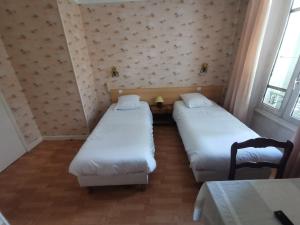 Postel nebo postele na pokoji v ubytování hotel le tourisme + 4 fotografie