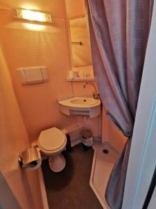 Koupelna v ubytování hotel le tourisme