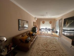 uma sala de estar com um sofá e uma mesa em Cozy Apartment em Santa Luzia
