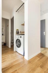salon z pralką w pokoju w obiekcie Cityscape w mieście Noisy-le-Grand