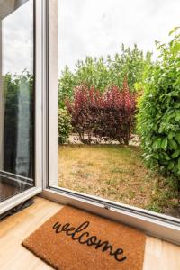 a welcome mat sitting in front of a window at Cityscape in Noisy-le-Grand