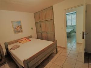 ein Schlafzimmer mit einem Bett in einem Zimmer in der Unterkunft Villa 14 personnes en pleine campagne dans un parc naturel avec piscine privée in Villarzel-du-Razès
