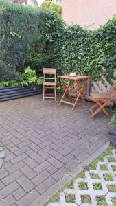 zwei Bänke und ein Tisch und ein Stuhl auf einer Terrasse in der Unterkunft Ferienwohnung Friedrichsruh in Braunlage + 15 Fotos