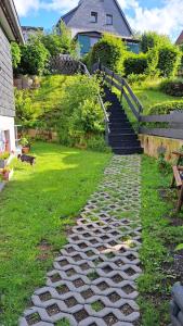 ein Steinweg, der zu einer Treppe führt in der Unterkunft Ferienwohnung Friedrichsruh in Braunlage