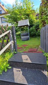 eine Bank im Gras neben einem Zaun in der Unterkunft Ferienwohnung Friedrichsruh in Braunlage