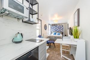 a kitchen and living room with a bed in a room at North Laine Boutique in Brighton & Hove