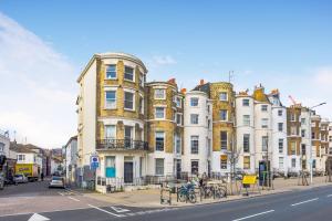 un grande edificio su una strada cittadina con biciclette parcheggiate di fronte di North Laine Boutique a Brighton & Hove