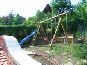 plac zabaw ze zjeżdżalnią i huśtawką w obiekcie HolidaySport Haus w mieście Balatongyörök