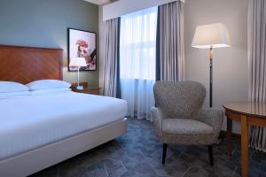 Delta Hotels by Marriott Bexleyheath客房内的一张或多张床位