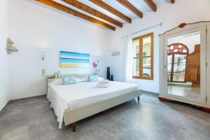 - une chambre avec un lit et une grande fenêtre dans l'établissement YupiHome Holiday Home S'Abellar, à Santa Margalida