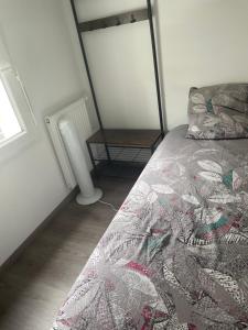 Łóżko lub łóżka w pokoju w obiekcie Chambre double privée