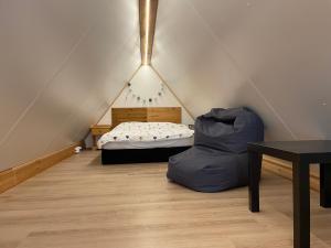 een kamer met een bed en een tafel in een tent bij Vrijstaande luxe Finse blokhut 2-6 of 2-8 pers in Kropswolde