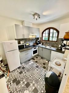 a kitchen with a black and white tile floor at Maison de Bernard in Le Beausset