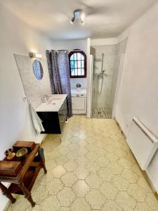 a bathroom with a sink and a shower at Maison de Bernard in Le Beausset