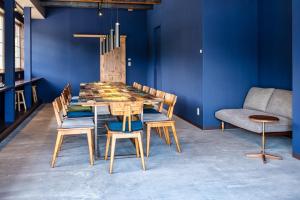 - une salle à manger avec une table, des chaises et un canapé dans l'établissement Hütte Jil Shirakabako, à Chino