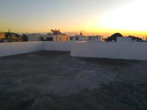 un tramonto sul tetto di un edificio di Residence Lavande a Beau Bassin-Rose Hill