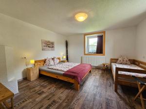 A bed or beds in a room at Ferienwohnung Neuheim