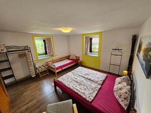 A bed or beds in a room at Ferienwohnung Neuheim