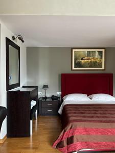 Postel nebo postele na pokoji v ubytování Epavlis Meteora Suites Hotel